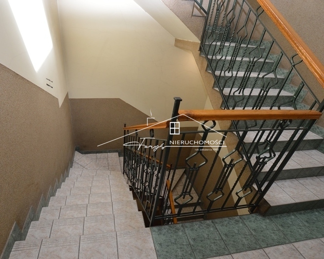 Skorzystaj z miejskiego parkingu w pobliżu i umów się na prezentację lokalu.