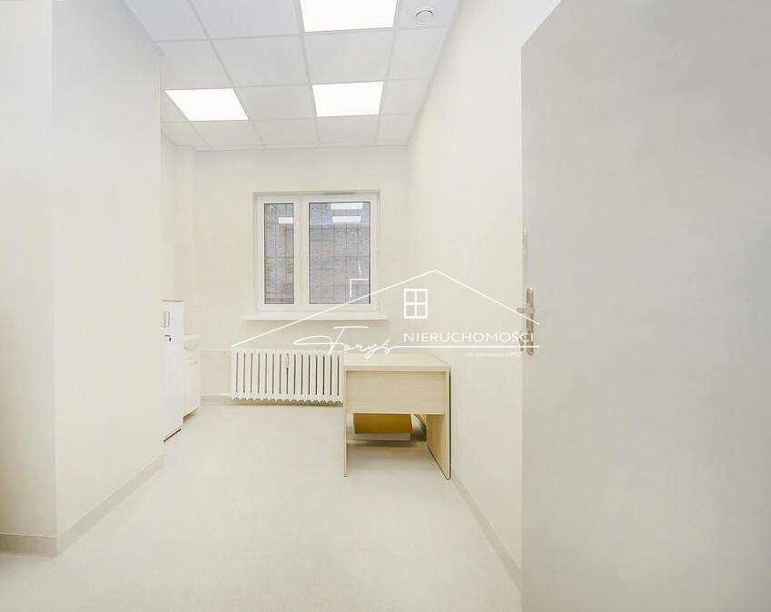 Każdy gabinet z własnym aneksem sanitarnym i nowoczesnym oświetleniem.