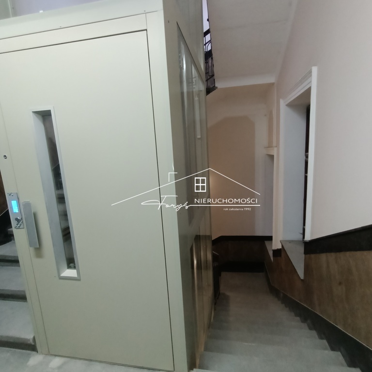 Wejście zarówno z reprezentacyjnej klatki schodowej, jak i bezpośrednio z ulicy.