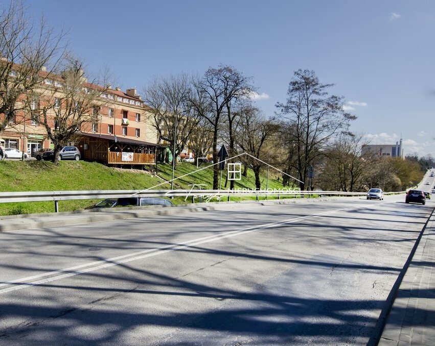 Ogólnodostępny parking obok budynku zapewnia wygodę Twoim klientom.