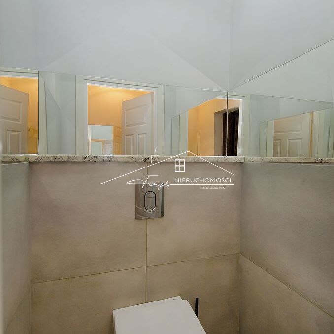 Doskonała ekspozycja i ruch w sąsiedztwie dużych osiedli mieszkaniowych.