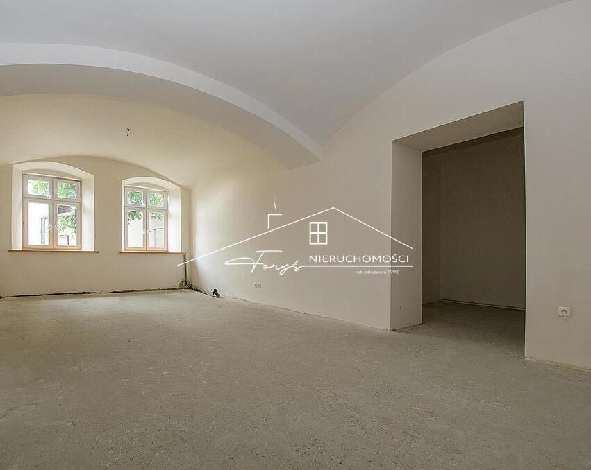 Postaw na prestiż – lokal w zabytkowej kamienicy przy jarosławskim rynku.