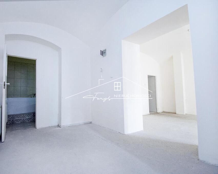 Klimatyczne sklepienia łukowe – idealne tło dla Twojego biznesu.