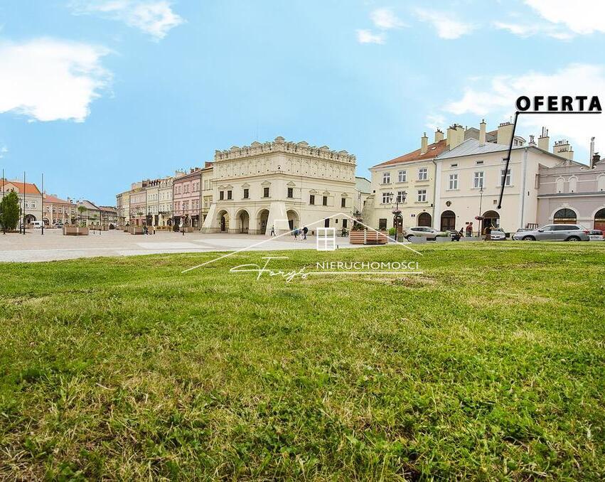 Południowe okna zapewniają naturalne światło i komfort pracy.