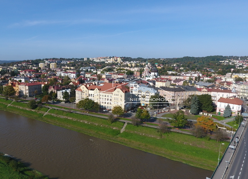 Zabytkowy obiekt użytkowy w centrum Przemyśla z parkingiem i tarasem widokowym