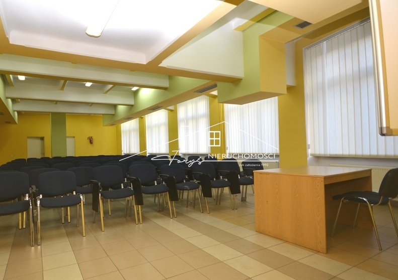 Zabytkowy obiekt użytkowy w centrum Przemyśla z parkingiem i tarasem widokowym