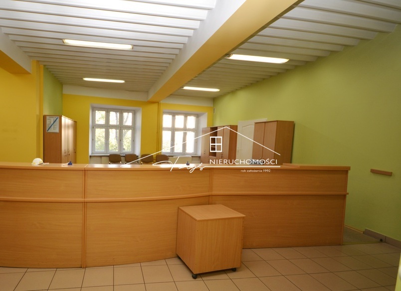 Zabytkowy obiekt użytkowy w centrum Przemyśla z parkingiem i tarasem widokowym