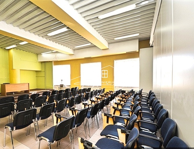 Zabytkowy obiekt użytkowy w centrum Przemyśla z parkingiem i tarasem widokowym