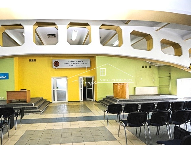 Zabytkowy obiekt użytkowy w centrum Przemyśla z parkingiem i tarasem widokowym