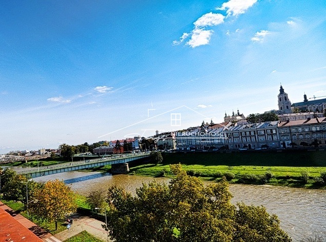Zabytkowy obiekt użytkowy w centrum Przemyśla z parkingiem i tarasem widokowym