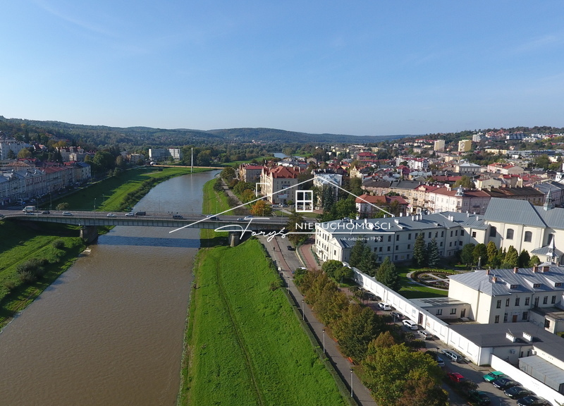 Zabytkowy obiekt użytkowy w centrum Przemyśla z parkingiem i tarasem widokowym