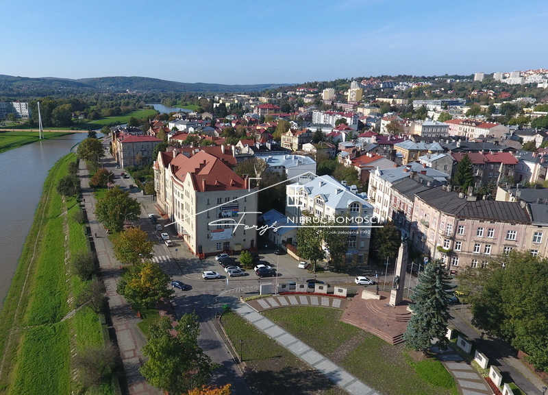 Zabytkowy obiekt użytkowy w centrum Przemyśla z parkingiem i tarasem widokowym